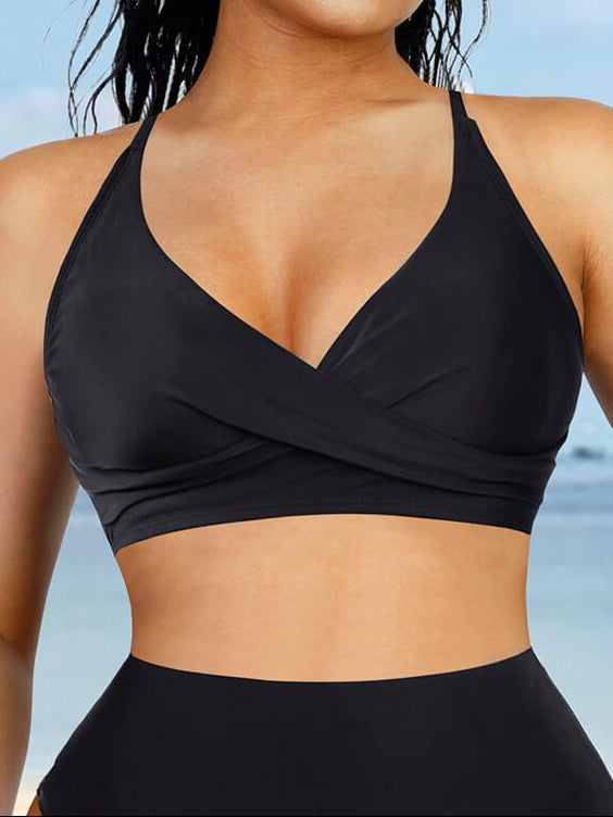swimtop-zwart Vrouw in zwarte cross-front tweedelige badset met druppel, vooraanzicht.