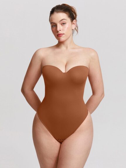 Vrouw in donkerbruine bodysuit met voorgevormde cups.