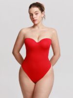 Vrouw in felrode strapless bodysuit.