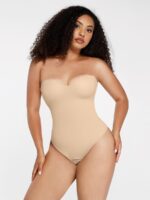 Vrouw in macaron beige beugel bodysuit.