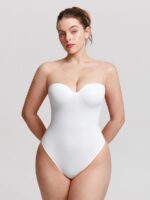 Vrouw in witte sweetheart shaping bodysuit.
