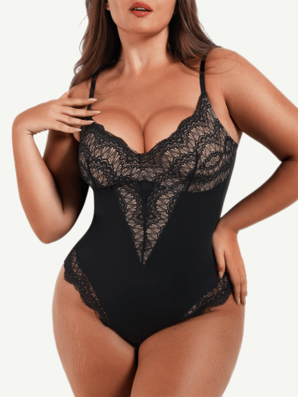 Vrouw in zwarte beugel string bodysuit, vooraanzicht.