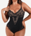 Vrouw in zwarte beugel string bodysuit, vooraanzicht.